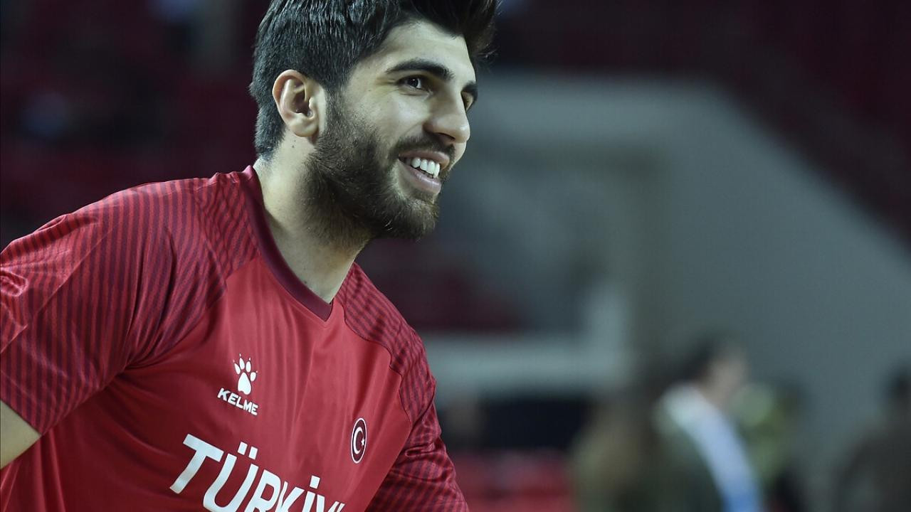Anadolu Efes'te Burak Can Yıldızlı en az bir ay sahalardan uzak kalacak