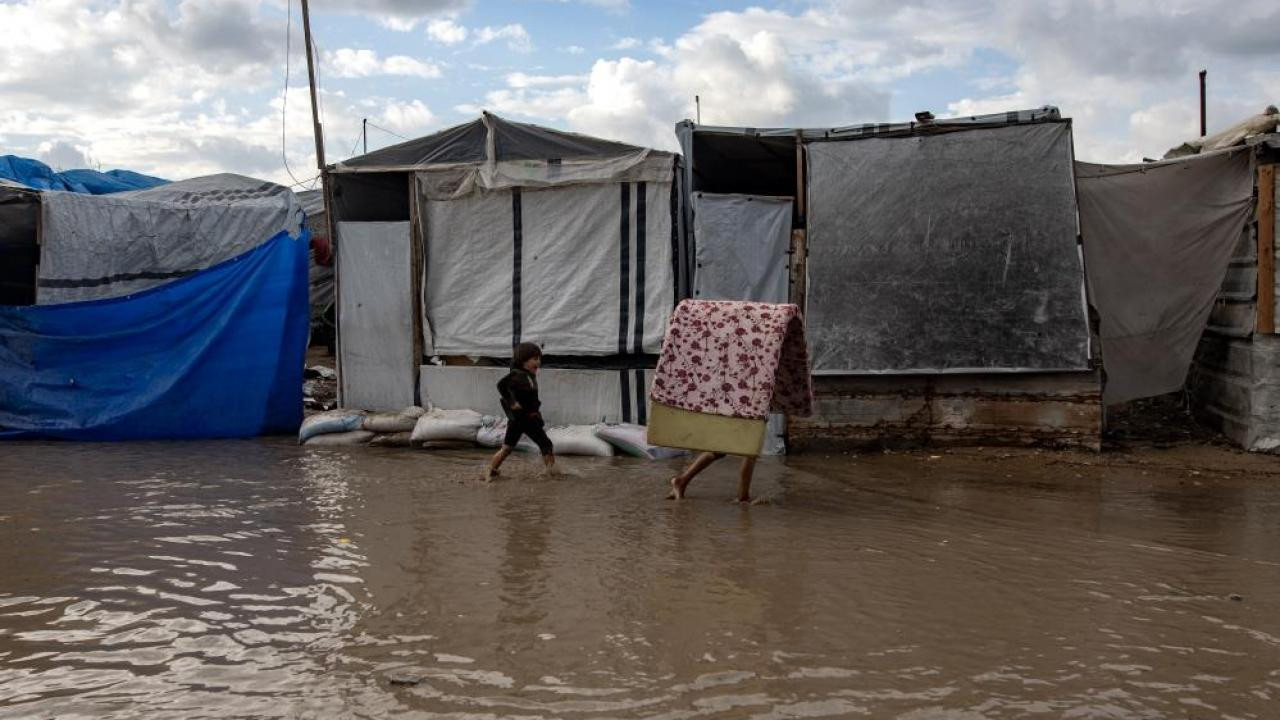 Gazze'yi şiddetli fırtına vurdu: 27 binden fazla çadır kullanılmaz halde! Ölüler var