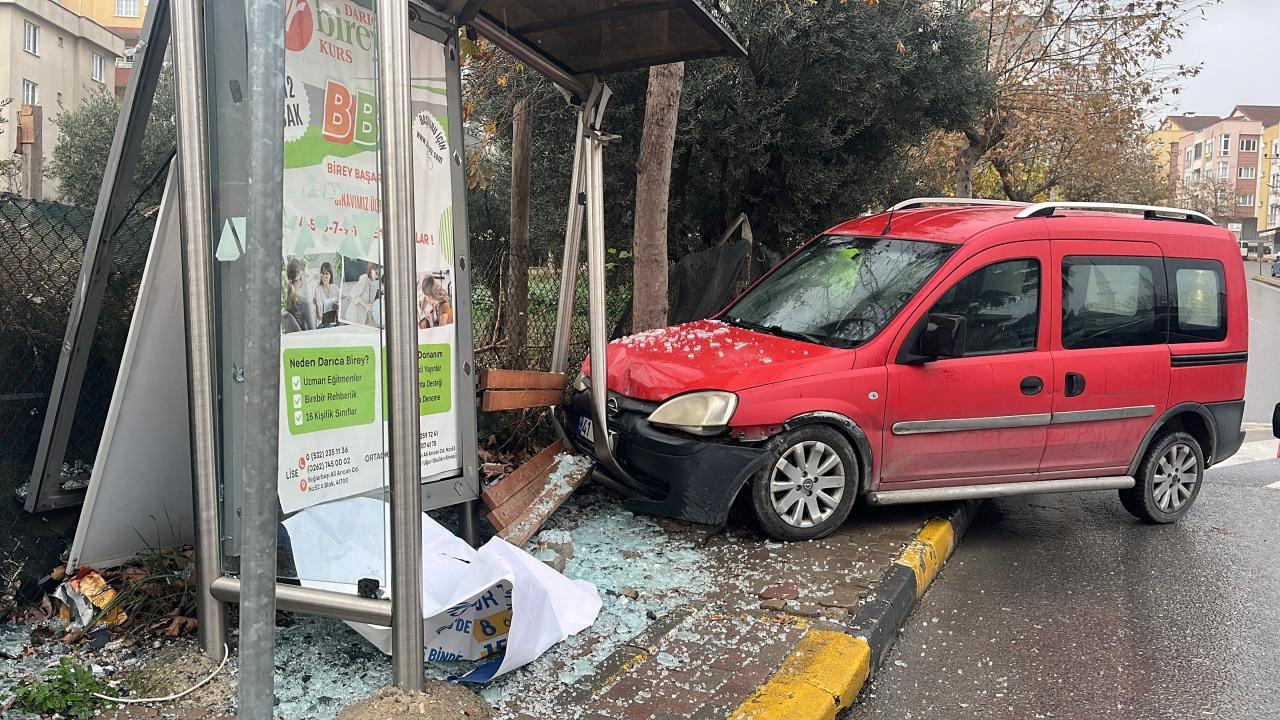 Park halindeyken hareket eden hafif ticari araç durağa çarptı