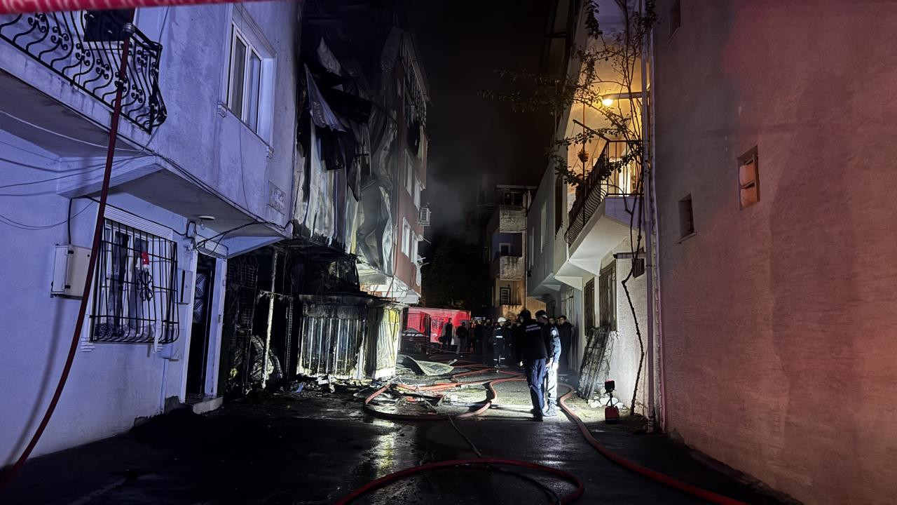 Şehit polisin babasının evi alevlere teslim oldu