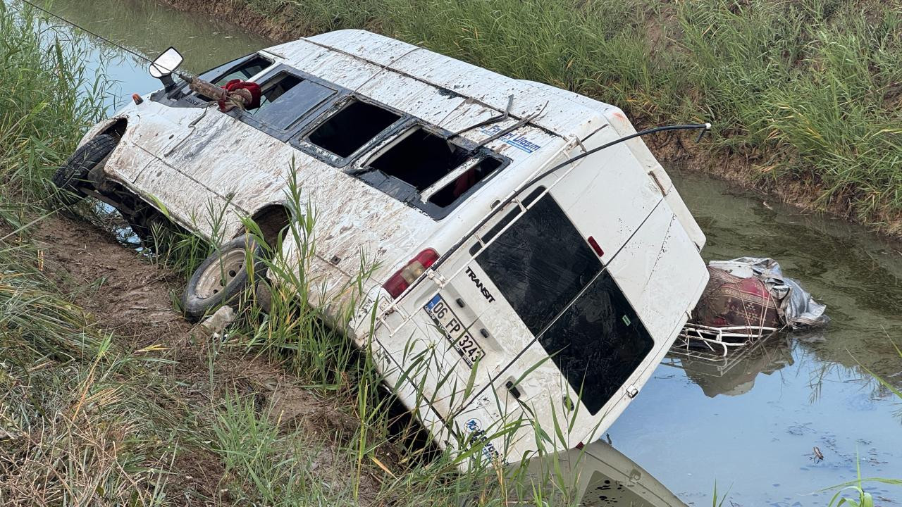 Tarım işçilerini taşıyan minibüs, sulama kanalına devrildi; 18 yaralı