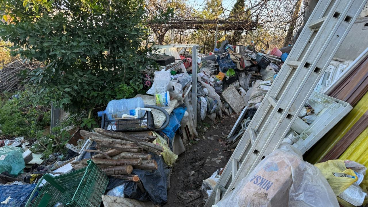 Trabzon'da 3 evden tonlarca çöp çıktı