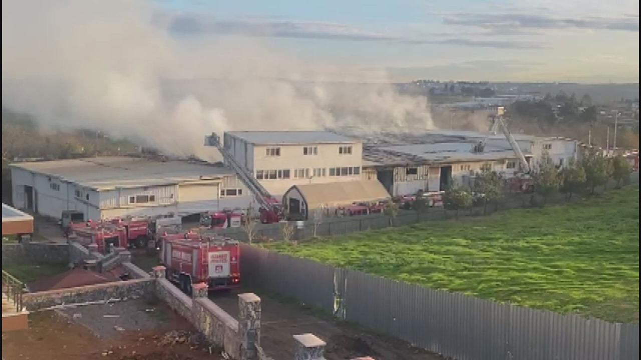 Tuzla'da kauçuk fabrikasında çıkan yangın söndürüldü