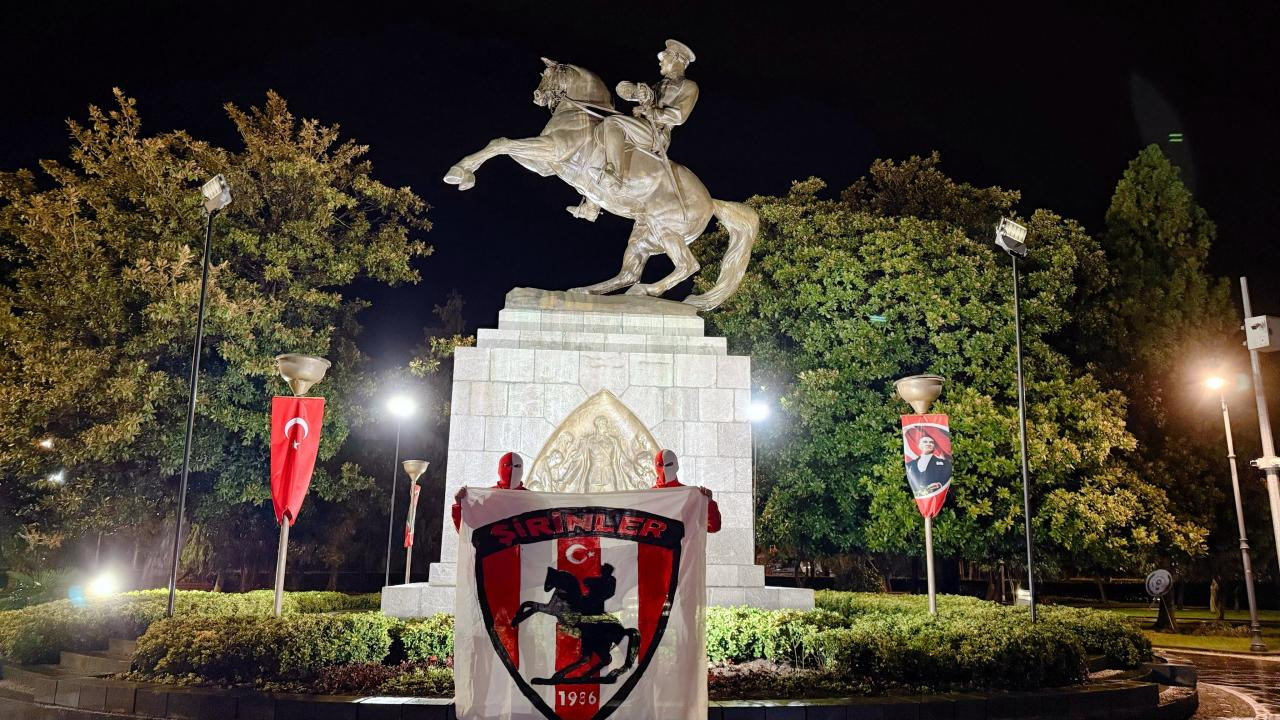 Yunan takımı gelecek diye sabaha kadar Atatürk Anıtı'nda nöbet tuttular